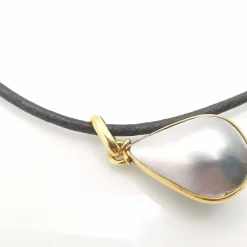 Collier cuir en or jaune et perle