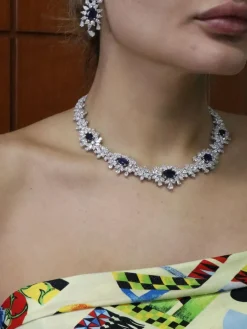 Collier de cocktail diamants et saphirs Ceylon or blanc