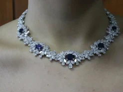 Collier de cocktail diamants et saphirs Ceylon or blanc
