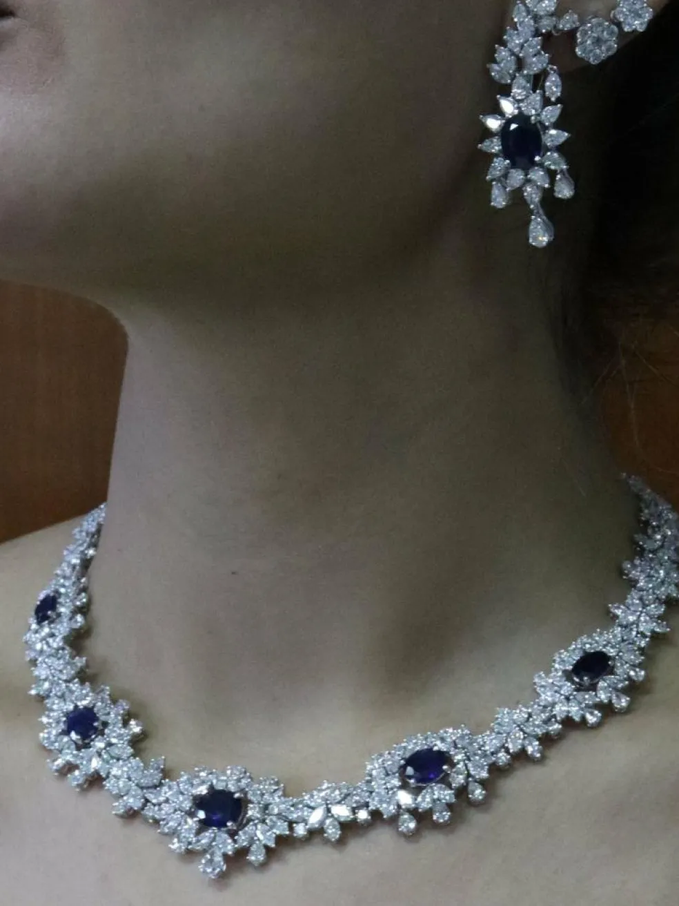 Collier de cocktail diamants et saphirs Ceylon or blanc