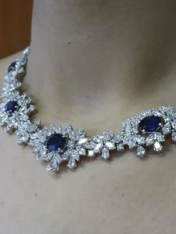 Collier de cocktail diamants et saphirs Ceylon or blanc