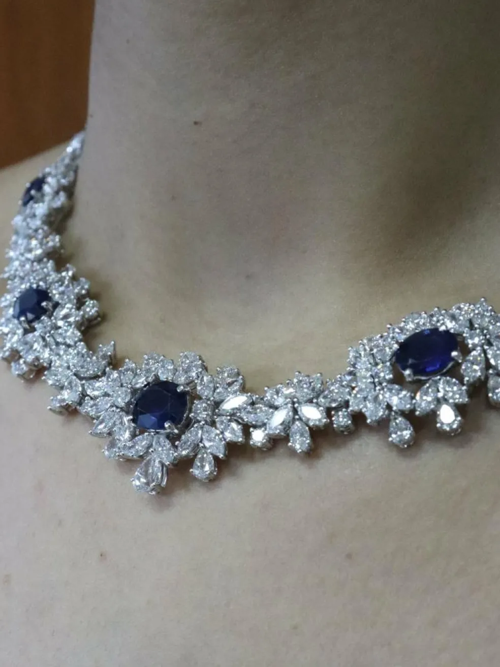 Collier de cocktail diamants et saphirs Ceylon or blanc