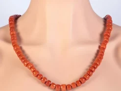 Collier de corail avec des perles