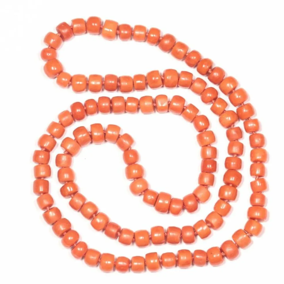 Collier de corail avec des perles