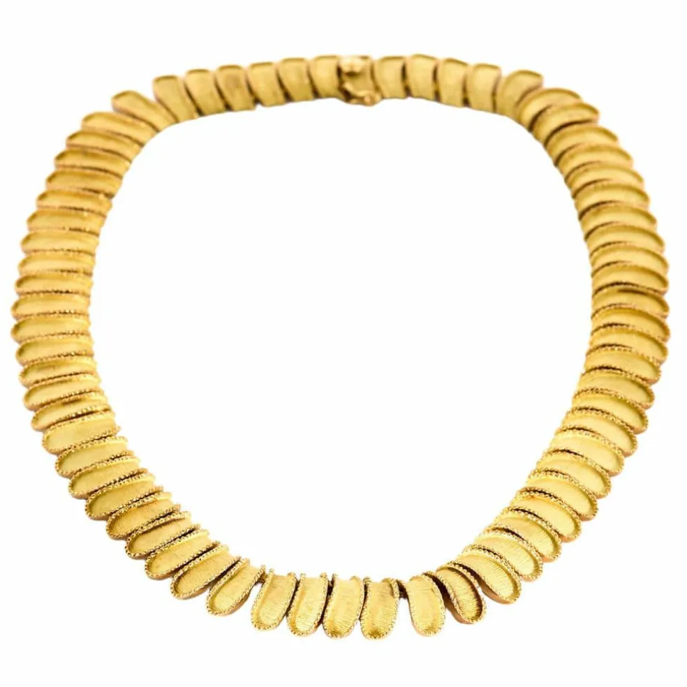 Collier de passementerie en or jaune guilloché et ciselé