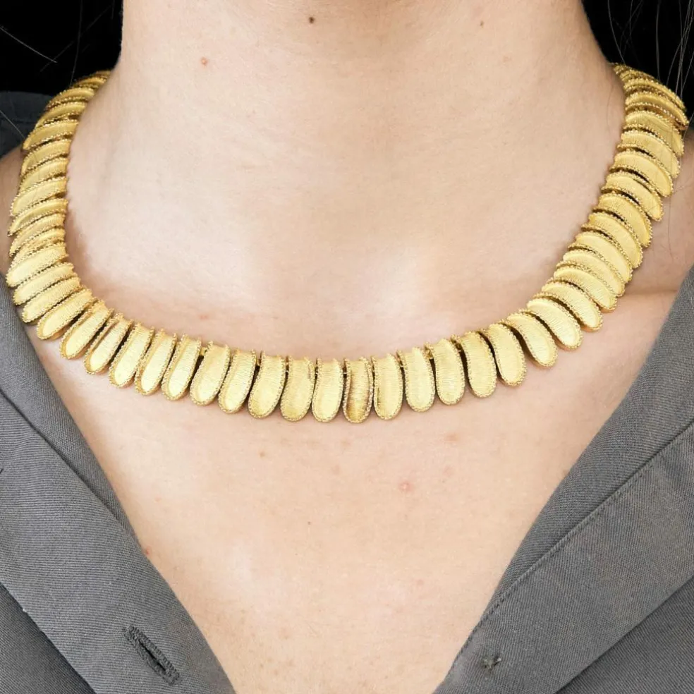 Collier de passementerie en or jaune guilloché et ciselé