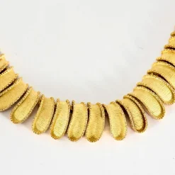 Collier de passementerie en or jaune guilloché et ciselé