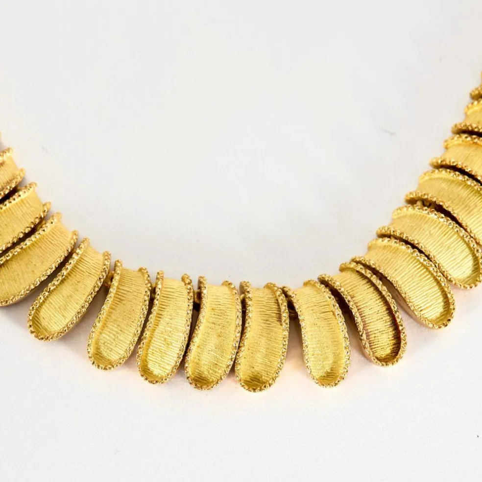 Collier de passementerie en or jaune guilloché et ciselé