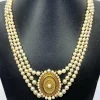 Collier de perles 3 rangs, médaillon or 18 carats et fermoir rubis