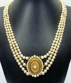 Collier de perles 3 rangs, médaillon or 18 carats et fermoir rubis
