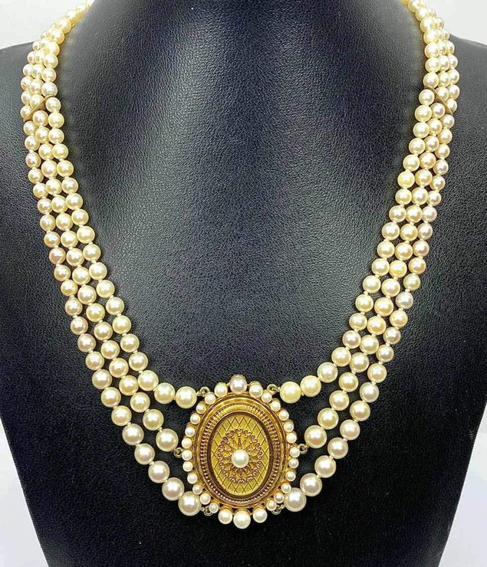 Collier de perles 3 rangs, médaillon or 18 carats et fermoir rubis