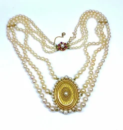Collier de perles 3 rangs, médaillon or 18 carats et fermoir rubis