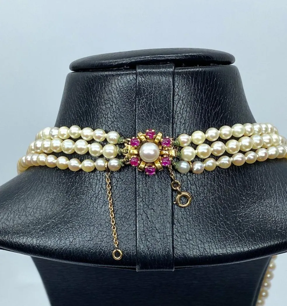 Collier de perles 3 rangs, médaillon or 18 carats et fermoir rubis
