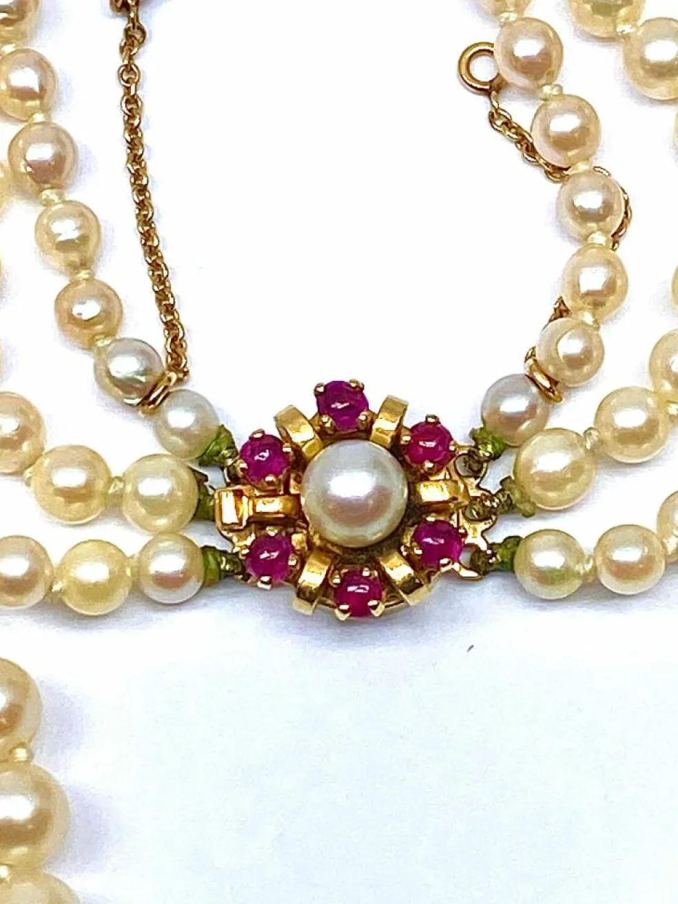 Collier de perles 3 rangs, médaillon or 18 carats et fermoir rubis