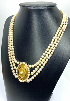 Collier de perles 3 rangs, médaillon or 18 carats et fermoir rubis