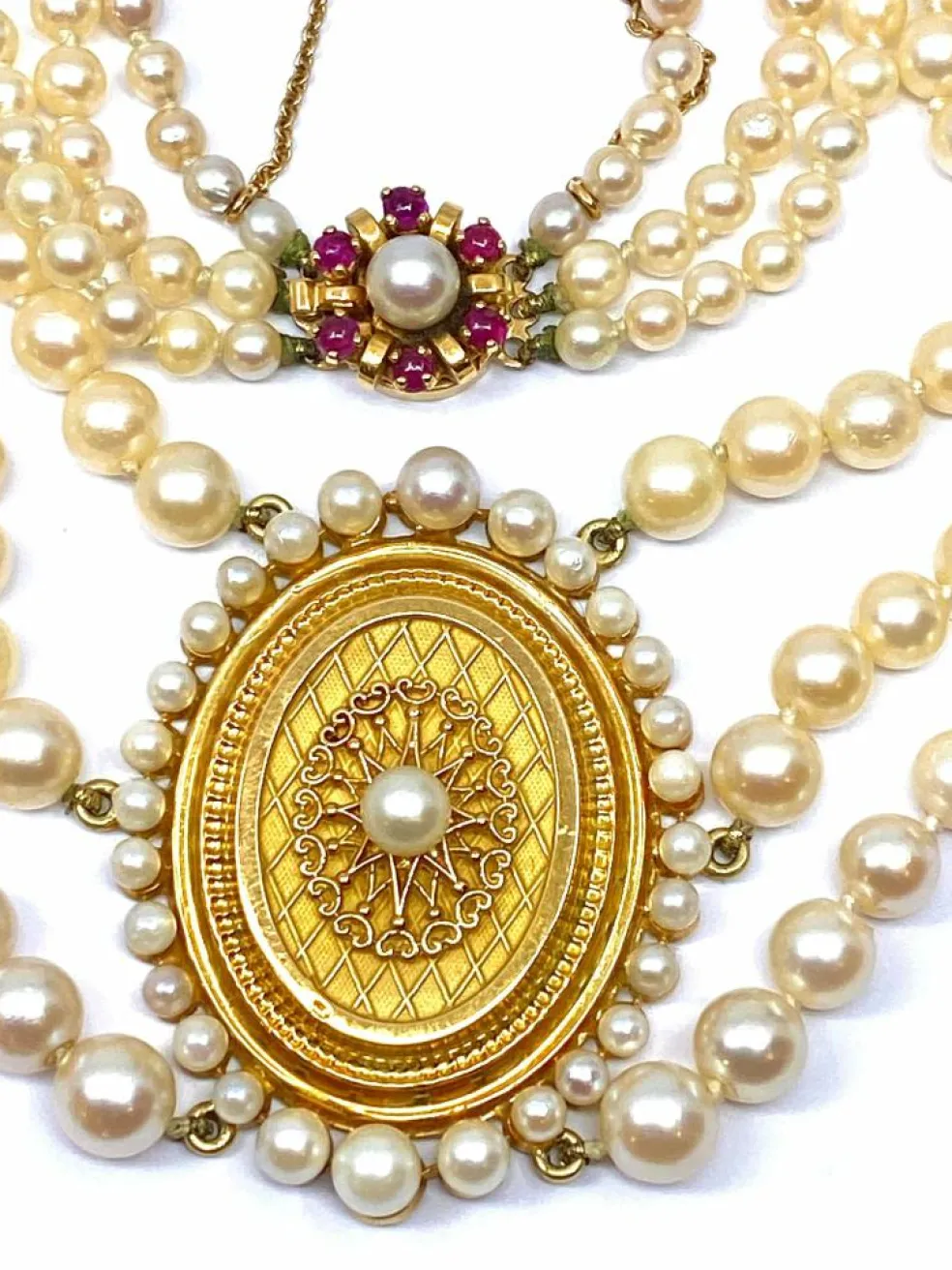 Collier de perles 3 rangs, médaillon or 18 carats et fermoir rubis