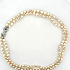 Collier de perles avec fermeture en or blanc et diamants