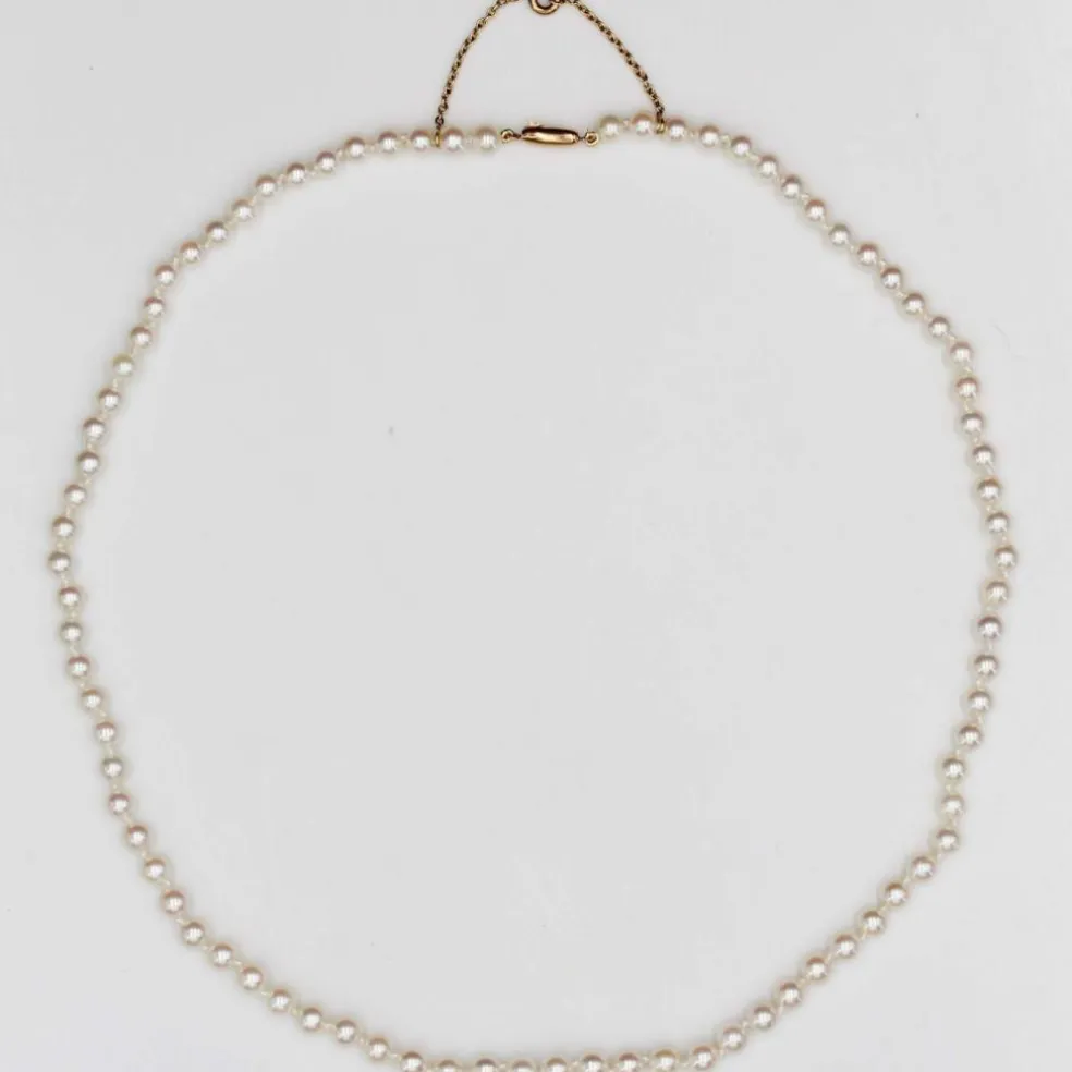Collier de perles blanches en choker