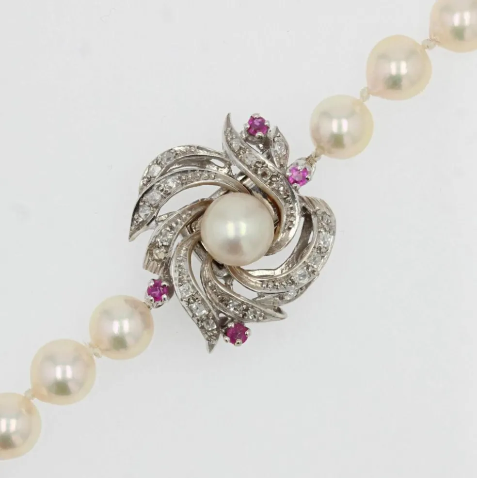 Collier de perles de culture et son fermoir diamants rubis