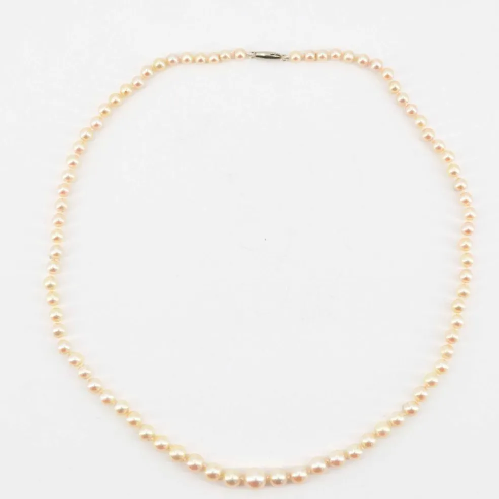 Collier de perles de culture et fermoir or blanc