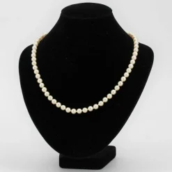 Collier de perles de culture et son fermoir diamants rubis