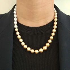 Collier de perles dorées & blanches
