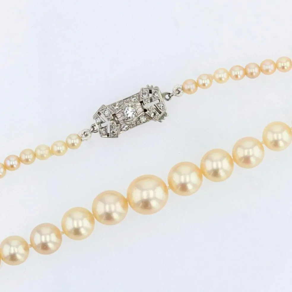 Collier de perles en chute et son fermoir diamants