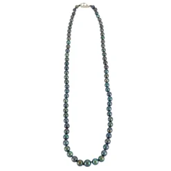 Collier de perles grises