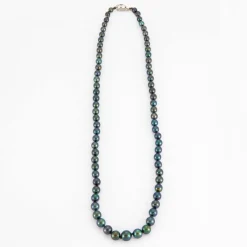 Collier de perles grises