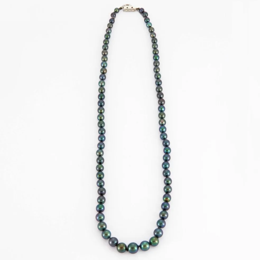 Collier de perles grises
