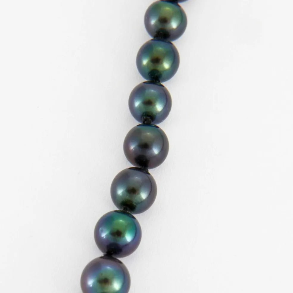 Collier de perles grises