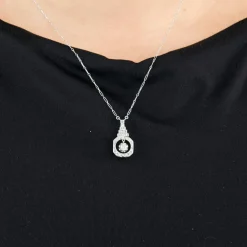 Collier de style art déco en or gris et diamants