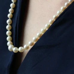 Collier en chute de perles à l'orient crème nacré