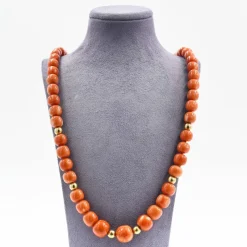 Collier en corail japonais avec fermoir et séparateurs en or