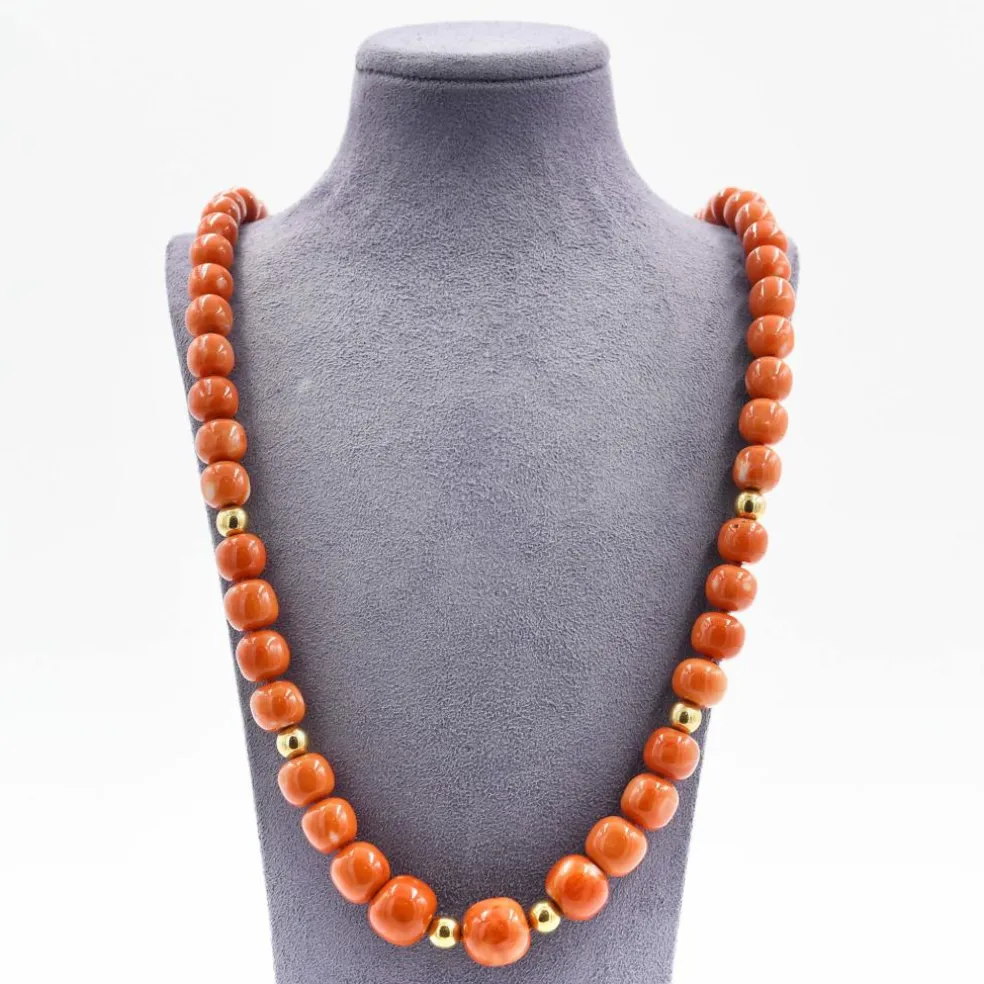 Collier en corail japonais avec fermoir et séparateurs en or