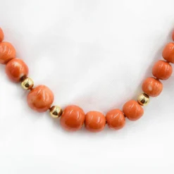 Collier en corail japonais avec fermoir et séparateurs en or