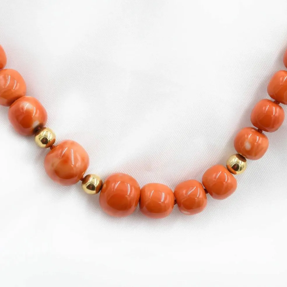 Collier en corail japonais avec fermoir et séparateurs en or