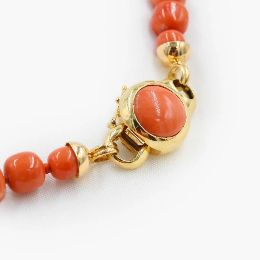 Collier en corail japonais avec fermoir et séparateurs en or