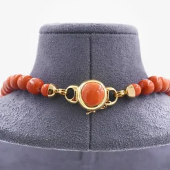 Collier en corail japonais avec fermoir et séparateurs en or