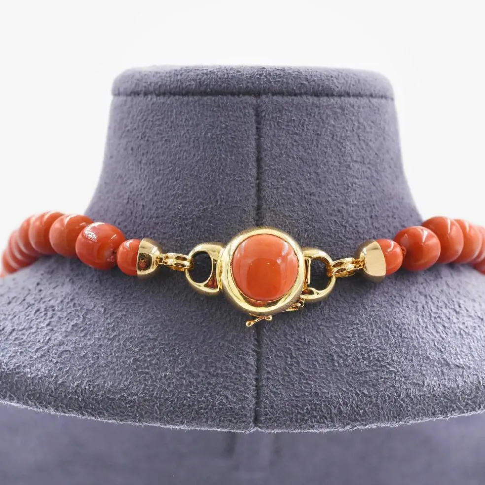 Collier en corail japonais avec fermoir et séparateurs en or