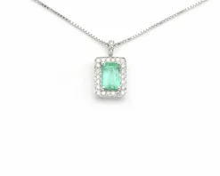 Collier en or blanc avec émeraude et diamants