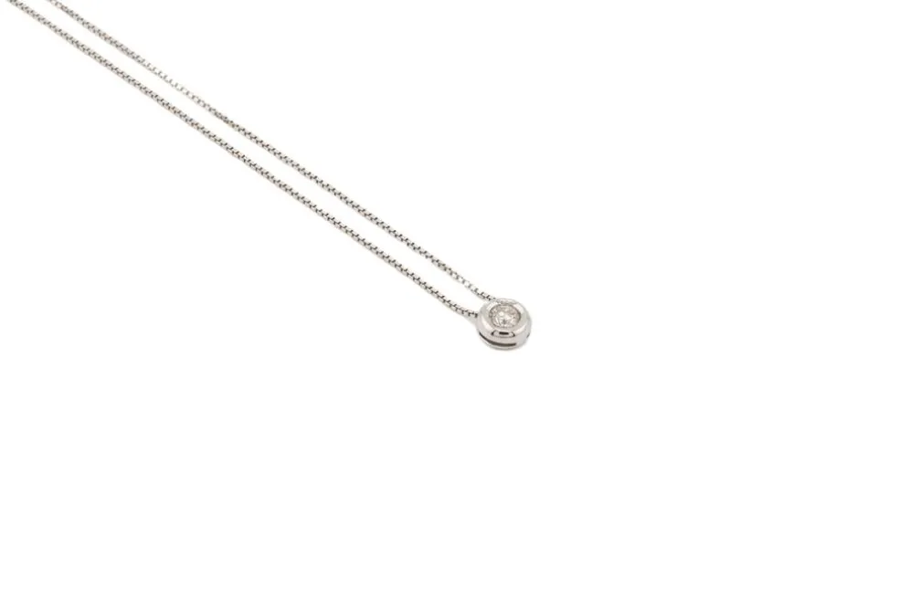 Collier en or blanc avec point lumineux