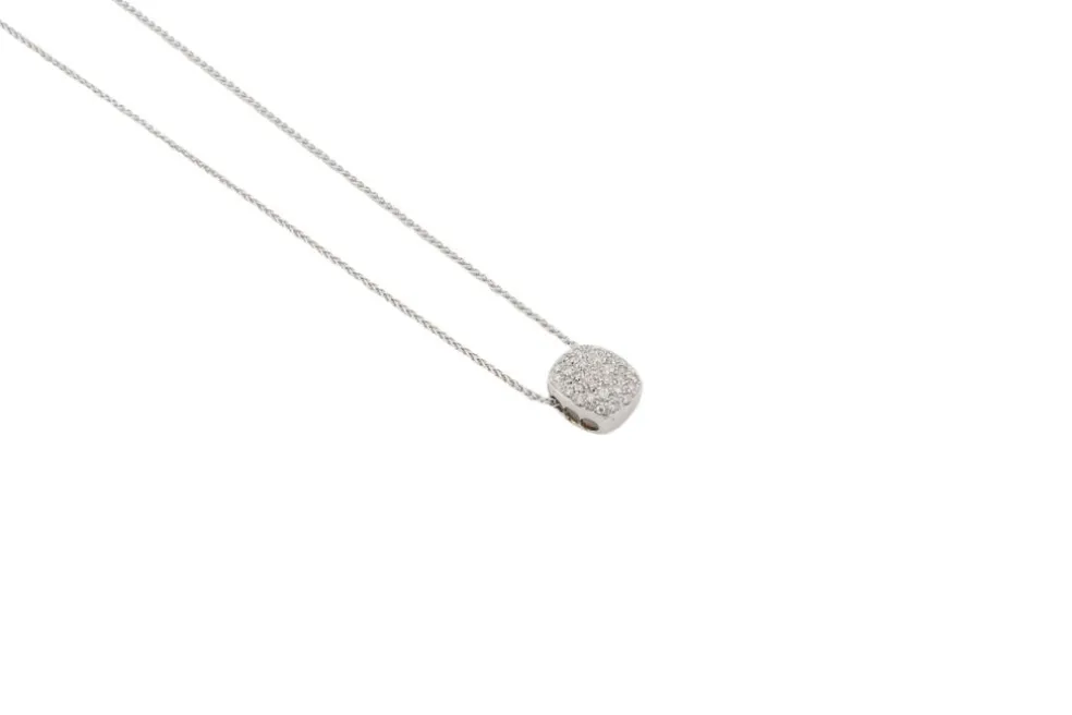 Collier en or blanc avec pendentif pavé de diamants
