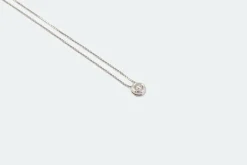Collier en or blanc avec point lumineux