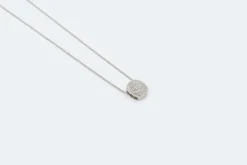 Collier en or blanc avec pendentif pavé de diamants