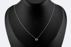 Collier en or blanc avec point lumineux en diamant