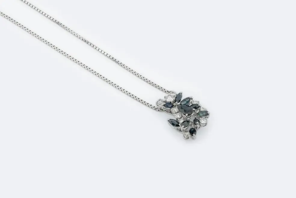 Collier en or blanc avec saphirs et diamants
