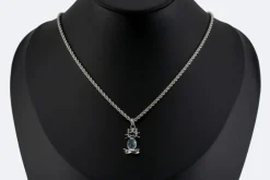 Collier en or blanc avec pendentif aigue-marine