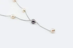 Collier en or blanc avec perles blanches et grises