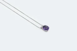Collier en or blanc avec améthyste et diamant